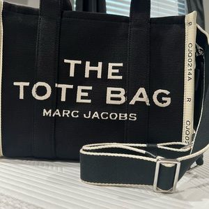 THE
JACQUARD MEDIUM TOTE BAG